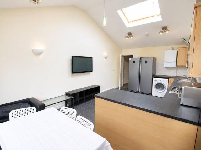 6 Bed Semi Detached House, Culver Road, RG6