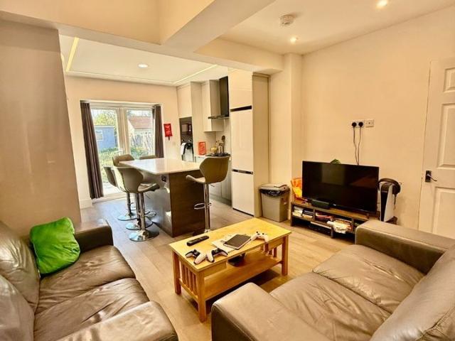 6 Bed Semi Detached House, Erleigh Court Gardens, RG6
