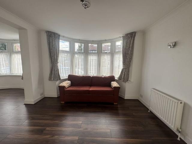 6 Bed Semi Detached House, Shirley Gardens, IG11