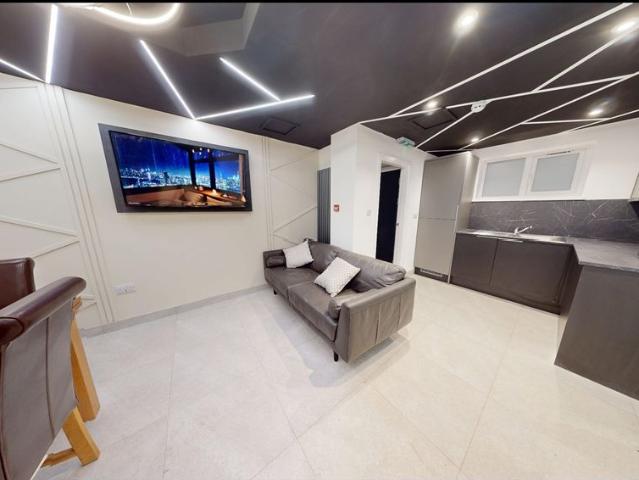 6 Bed Semi Detached House, Sir Henry Parkes Road, CV4