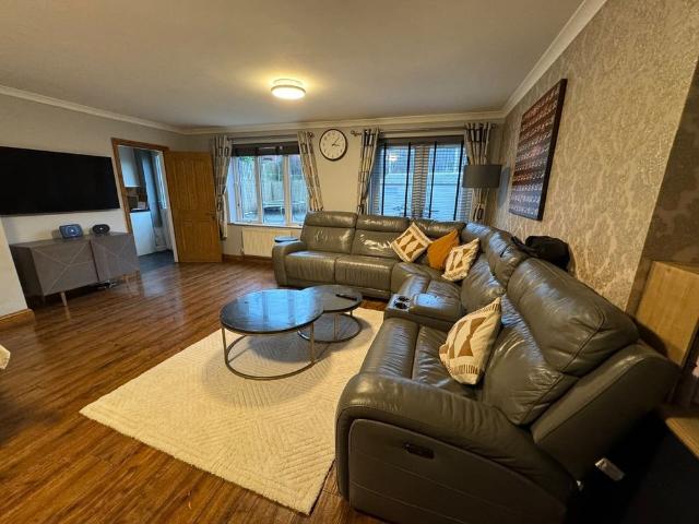6 Bed Semi Detached House, The Green, S60