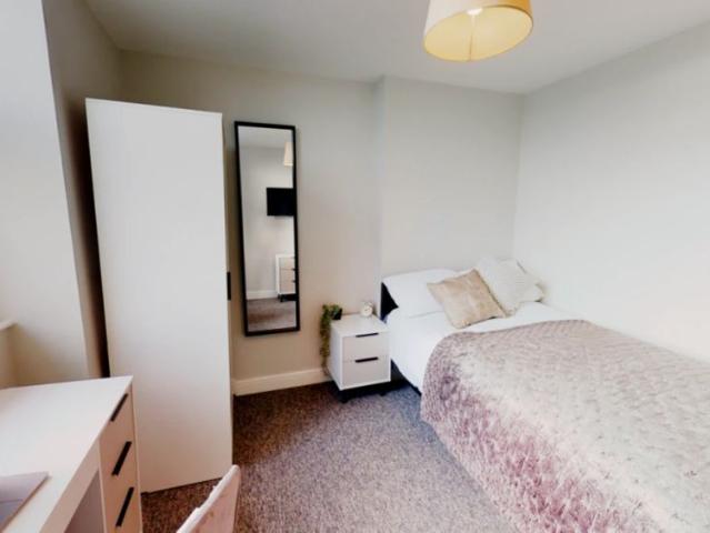 6 Bedroom, 1 Bathroom
