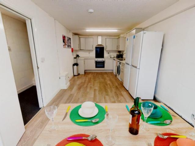6 Bedroom, 1 Bathroom