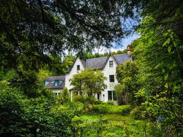 6 bedroom cottage for sale