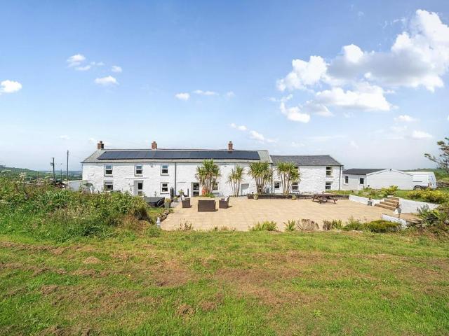 6 bedroom cottage for sale
