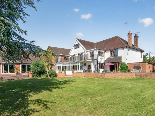 5 bedroom country house for sale