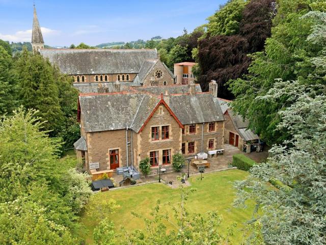 6 bedroom country house for sale