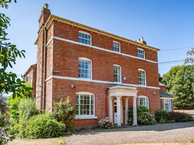 6 bedroom country house for sale