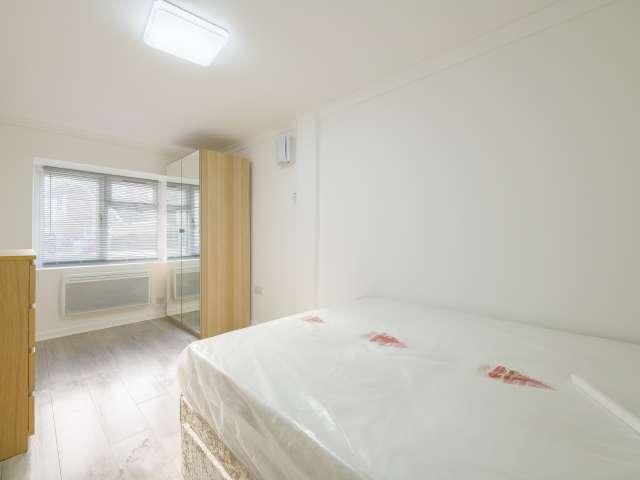 6 bedroom apartment in Little Heath, London