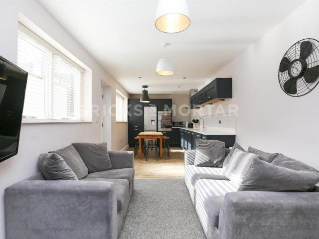 6 bedroom apartment to rent
