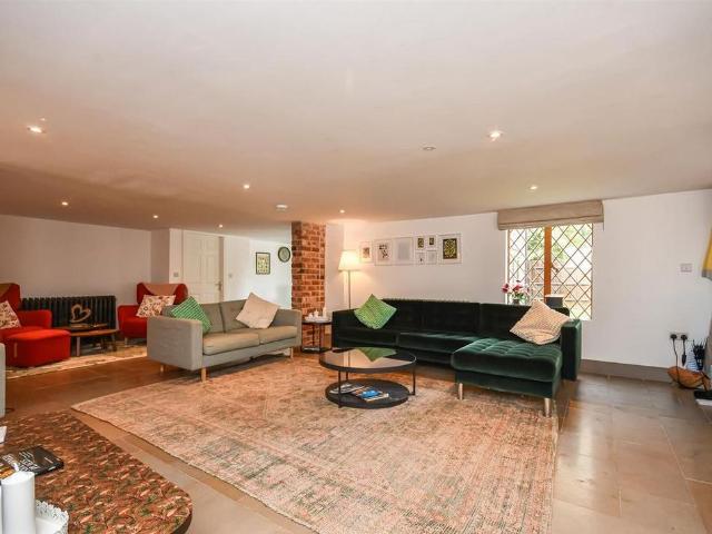 6 bedroom barn conversion to rent