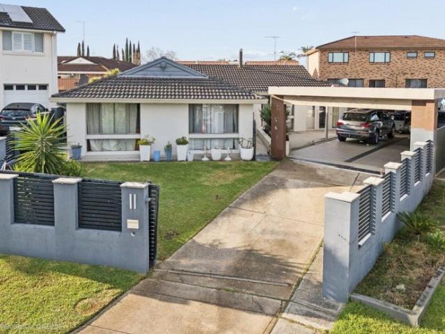 6 BEDROOM BRICK VENEER HOME IN HINCHINBROOK