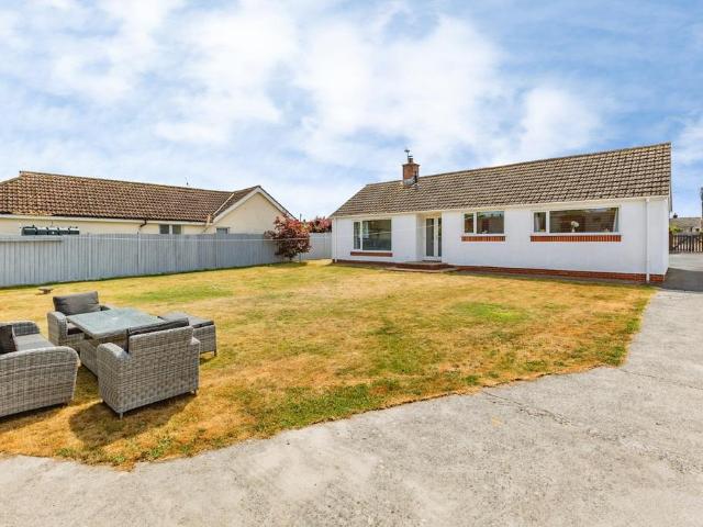 6 bedroom bungalow for sale