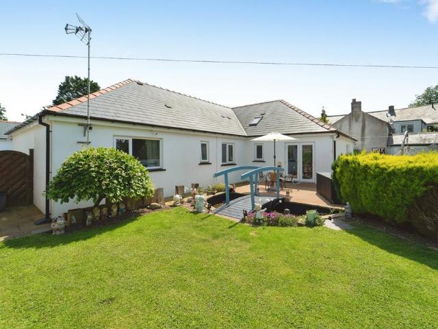 6 bedroom bungalow for sale