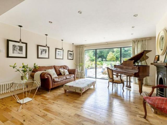 6 bedroom bungalow to rent