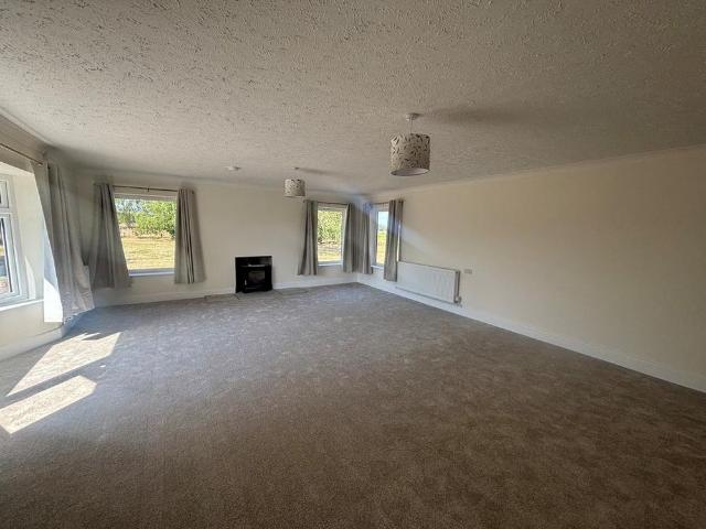 6 bedroom bungalow to rent