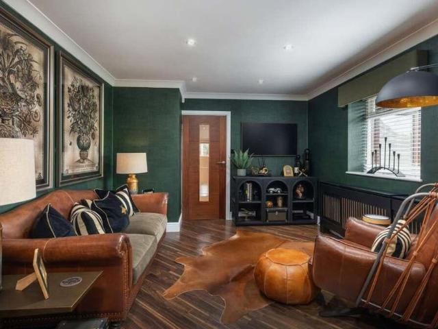 6 bedroom bungalow to rent