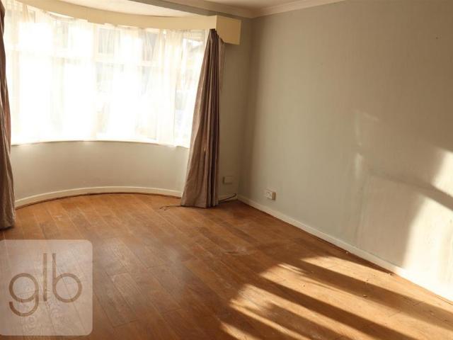 6 bedroom bungalow to rent