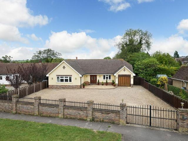 6 bedroom detached bungalow for sale
