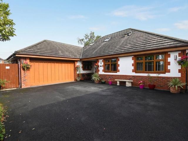 6 bedroom detached bungalow for sale