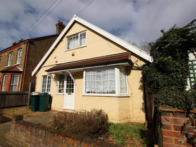 6 bedroom detached bungalow to rent