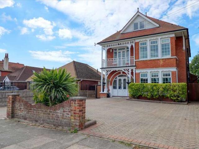 6 Bedroom Detached House