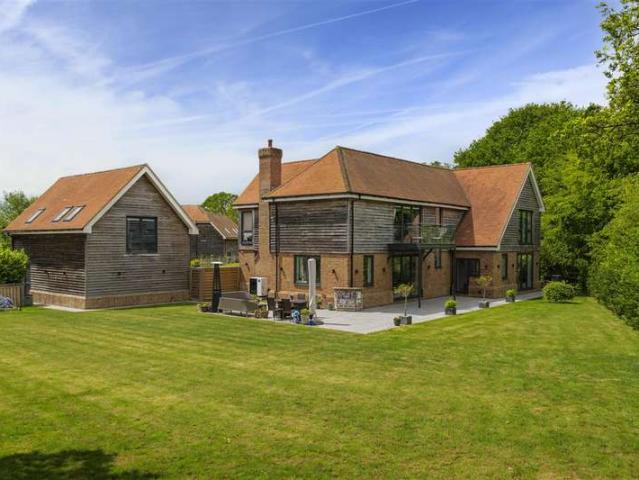 6 Bedroom Detached House