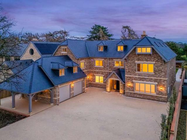 6 Bedroom Detached House