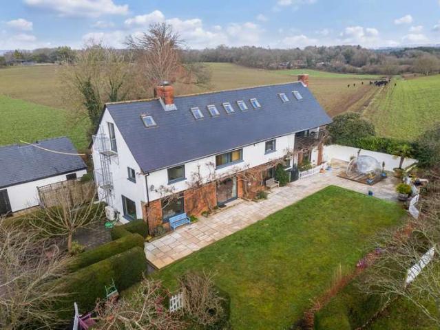 6 Bedroom Detached House