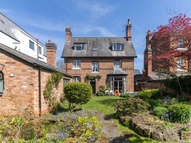 6 Bedroom Detached House