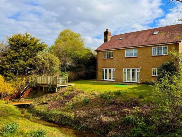 6 Bedroom Detached House