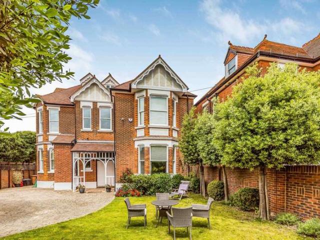 6 Bedroom Detached House