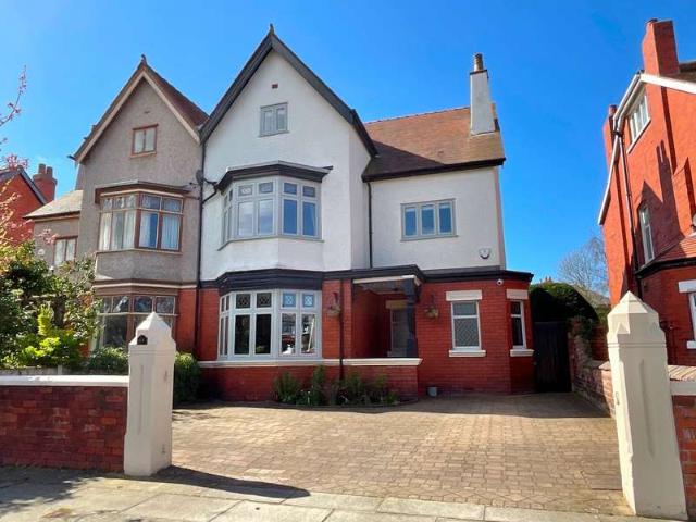 6 Bedroom Detached House