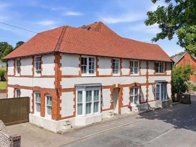 6 Bedroom Detached House