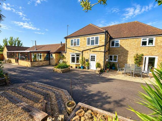 6 Bedroom Detached House