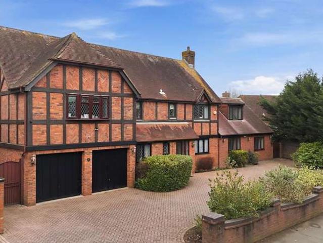 6 Bedroom Detached House