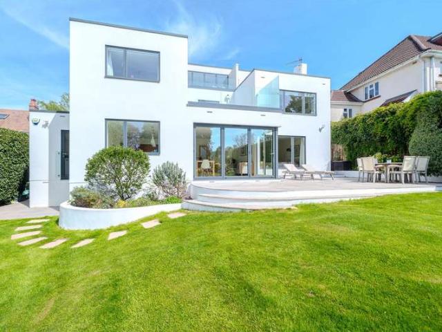 6 Bedroom Detached House
