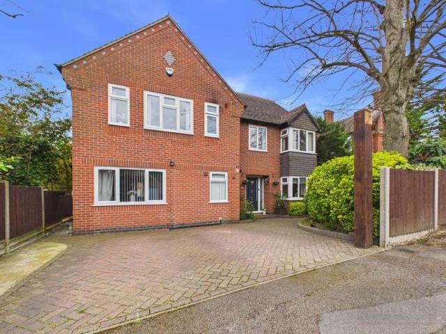6 Bedroom Detached House