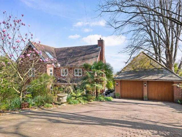 6 Bedroom Detached House