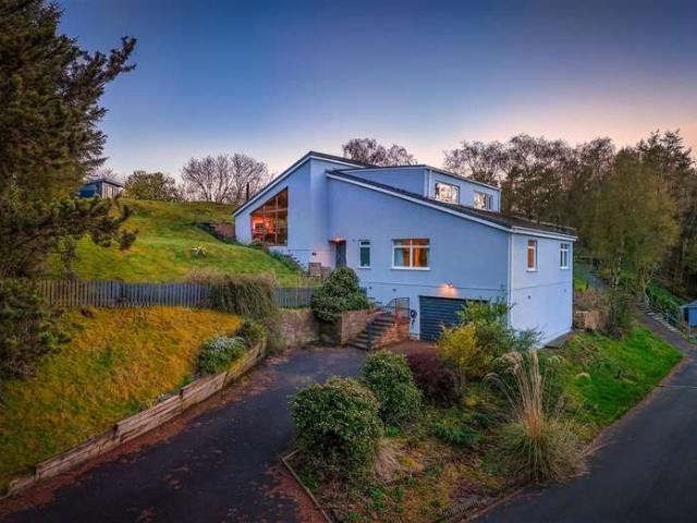6 Bedroom Detached House