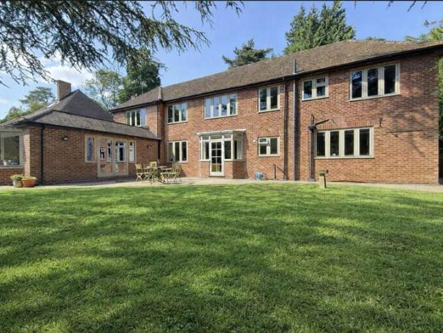 6 Bedroom Detached House