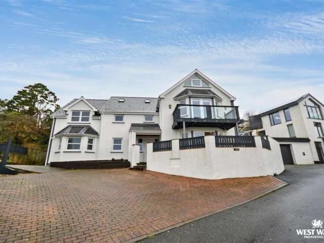 6 Bedroom Detached House