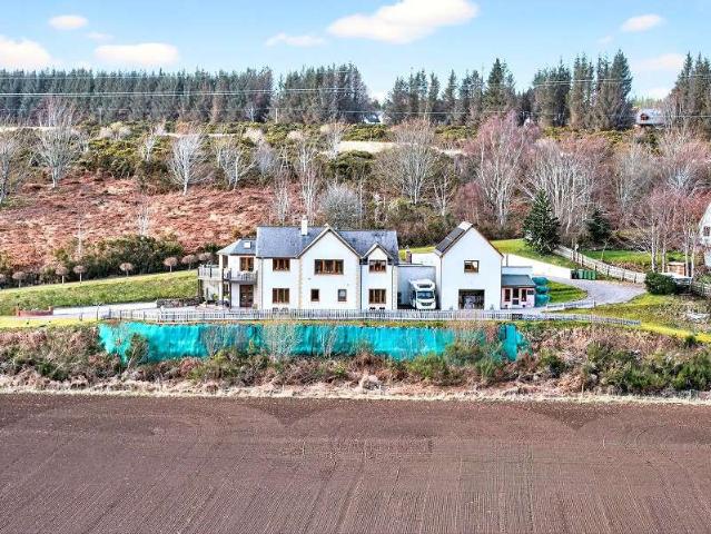 6 Bedroom Detached House