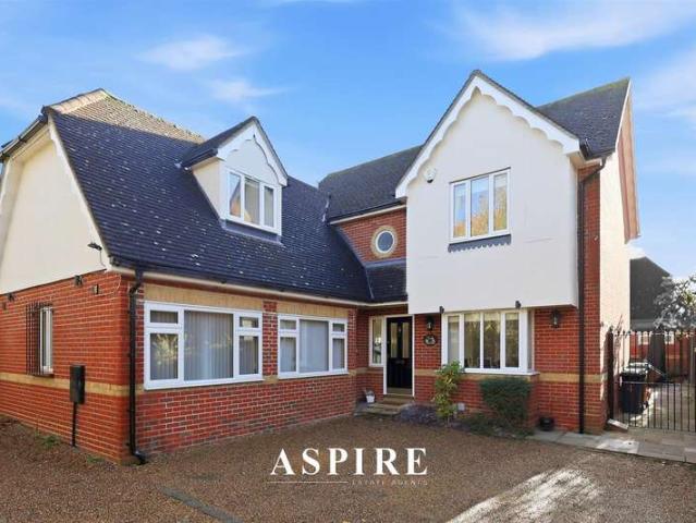 6 Bedroom Detached House