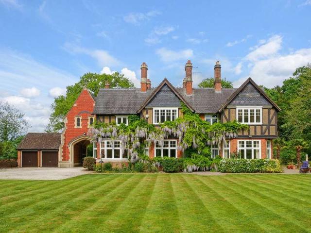 6 Bedroom Detached House