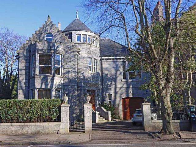 6 Bedroom Detached House