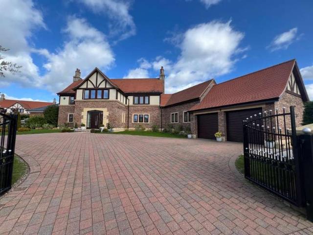 6 Bedroom Detached House
