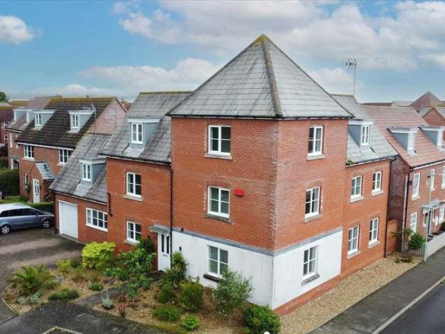 6 Bedroom Detached House