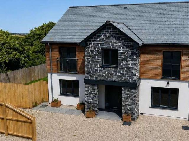 6 Bedroom Detached House