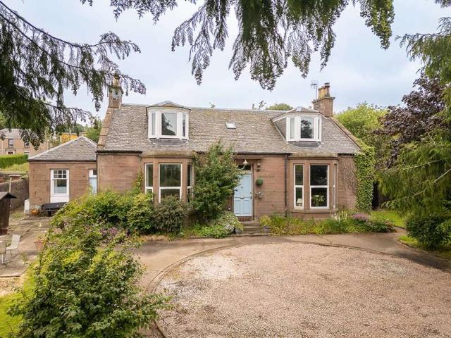 6 Bedroom Detached House